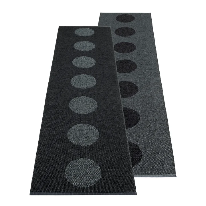 Vera Teppich 2.0, 70 x 280 cm, black / black metallic von Pappelina