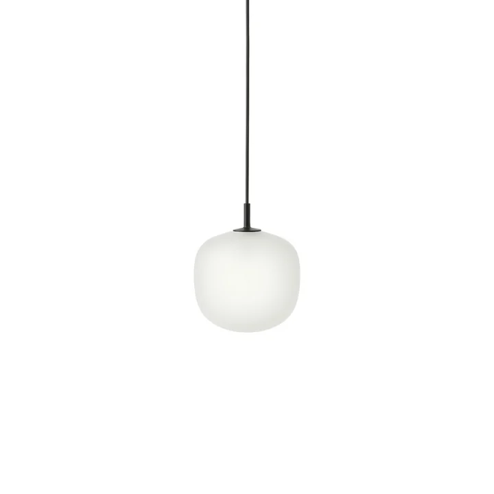 Muuto - Rime Pendelleuchte Ø 18 cm, opal / schwarz