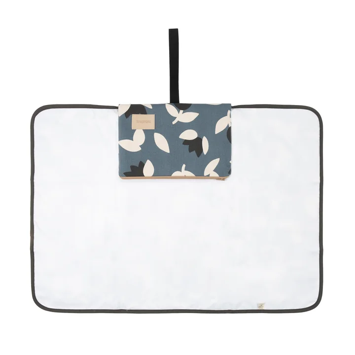 Hyde Park Wickelunterlage, blue black tulips von Nobodinoz