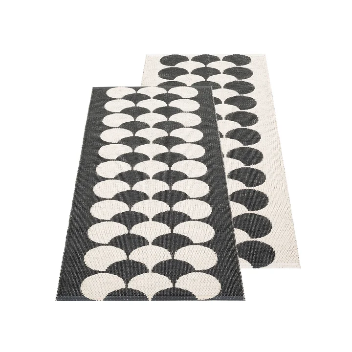 POPPY Teppich, 150 x 70 cm, black von Pappelina