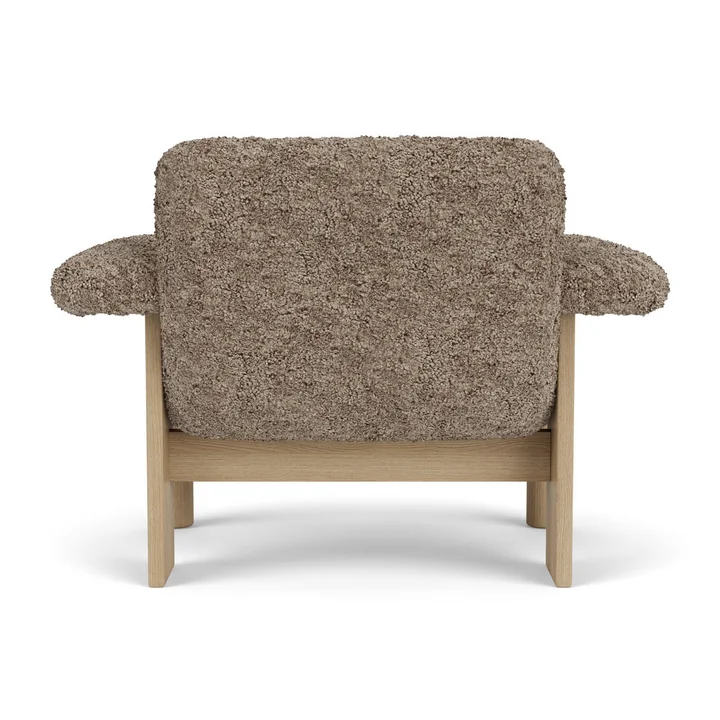 Audo - Brasilia Lounge Chair, Eiche natur / Schaffell Sahara braun