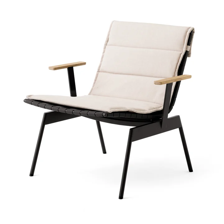 &Tradition - Ville AV45 Outdoor Lounge Chair mit Armlehnen, warm black mit Sitzkissen, beige