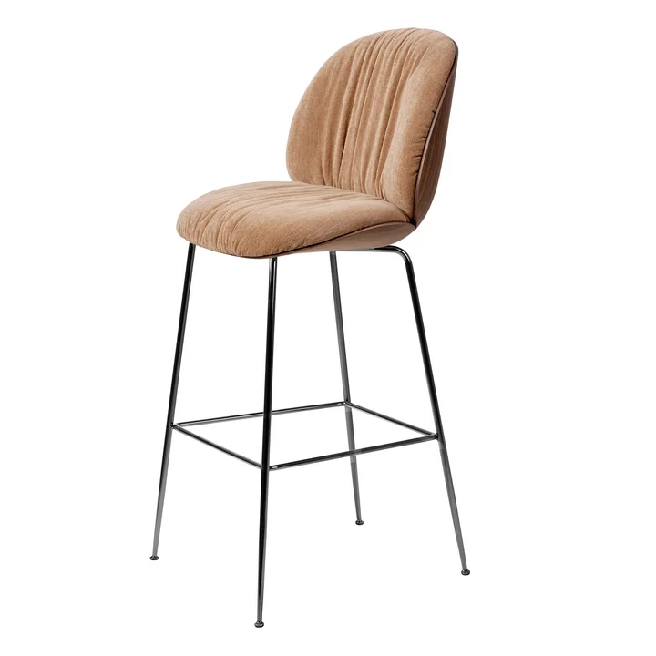 Gubi - Beetle Soft Bar Chair, Vorne gepolstert, Chrom schwarz / Sitzschale walnuss / Belsuede Special FR Dedar (132)