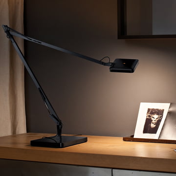 Die Kelvin LED Arbeitsleuchte von Flos in schwarz auf einem Schreibtisch