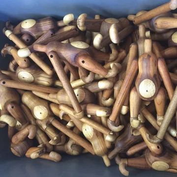 Der Kay Bojesen Affe hat Arme aus Teak- und Limbaholz