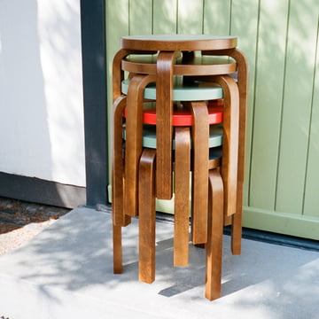 Die fertigung des Stool 60 - Der ikonische Stapelstuhl