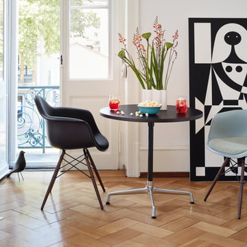 Vitra Bistro Tisch mit DAW Stühlen im Wohnzimmer