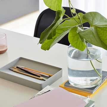  Split Tray von Hay auf dem Schreibtisch 