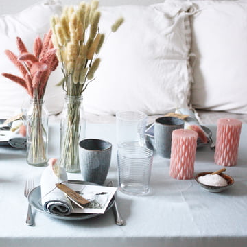 Gemütlicher Frühstückstisch mit Kerzen