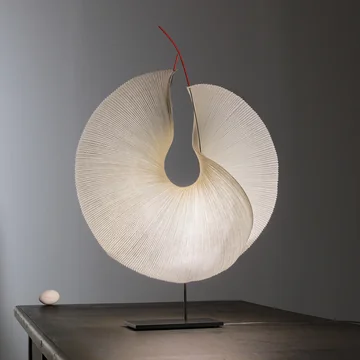Die Yoruba Rose LED Tischleuchte, weiß (EU) von Ingo Maurer spendet beruhigendes Licht