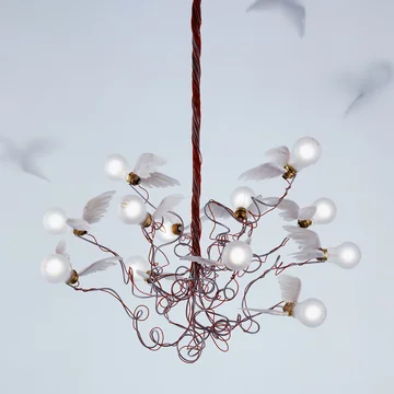 Die Birdie Pendelleuchte, rot von Ingo Maurer stellt einen Schwarm leuchtender Vögel dar