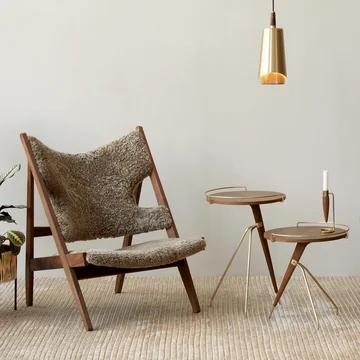 Lounge Sessel mit Schafsfell und Beistelltischen in Walnuss 