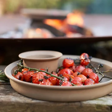 Die Ildpot Serie von FDB Møbler beim Grillen im Freien