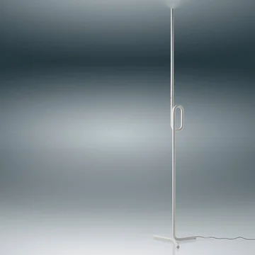 Die Tobia LED-Stehleuchte von Foscarini in weiß hat eine ausdrucksstarke Form