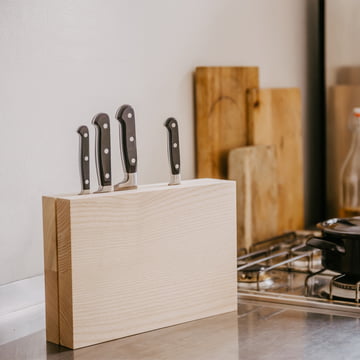 Der Timber Twin Messerblock von side by side auf der Küchenzeile