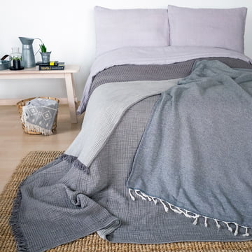 Die Cocoon Decke von Collection setzt Akzente auf dem Bett