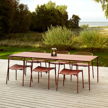 Der Novo Tisch und die Novo Stühle von AYTM auf einer Terrasse im Freien