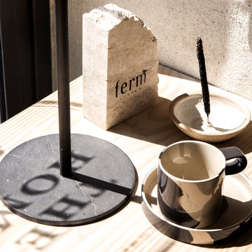 ferm Living - Inlay Steinzeug Becher mit Teller, sand/braun