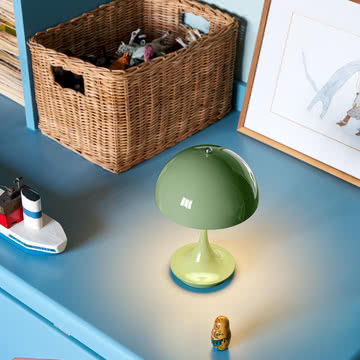 Panthella 160 Portable V3 Akku LED-Tischleuchte, opak moosgrün von Louis Poulsen