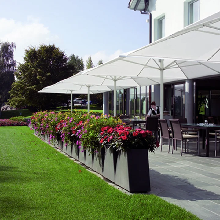 Der Twista Pflanzentopf von Eternit auf einer großen Steinterrasse