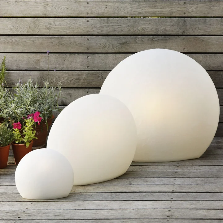 Die Eggo Leuchten von Elmar Flötotto auf der Terrasse