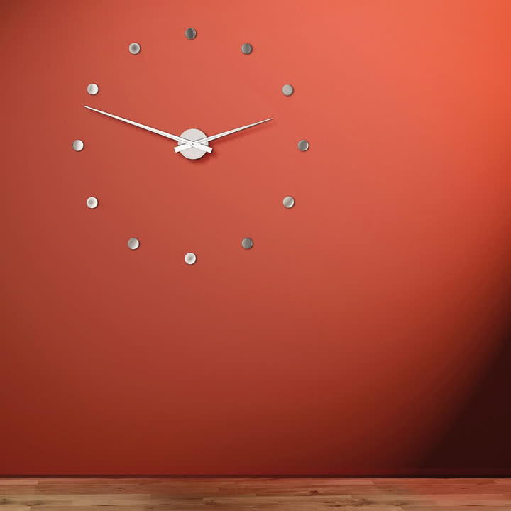 Die Flexible Wanduhr auf rotem Hintergrund