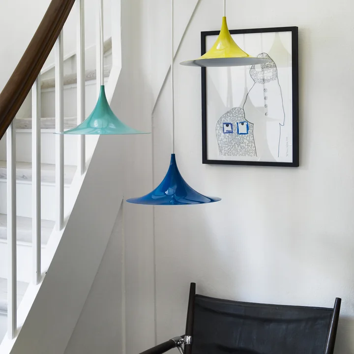 Semi Pendelleuchte von Gubi neben der Treppe