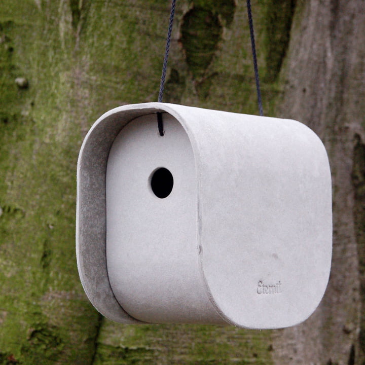 Der Birdy Nistkasten von Eternit an einem Baum 