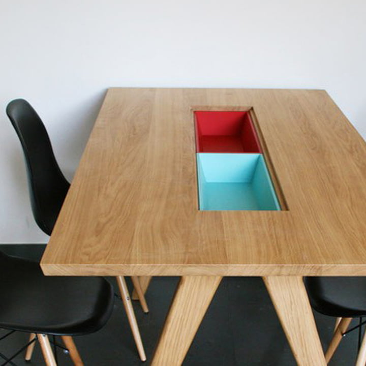 Der Remix Collection Dining Table von The Hansen Family mit bunten Fächern in der Mitte