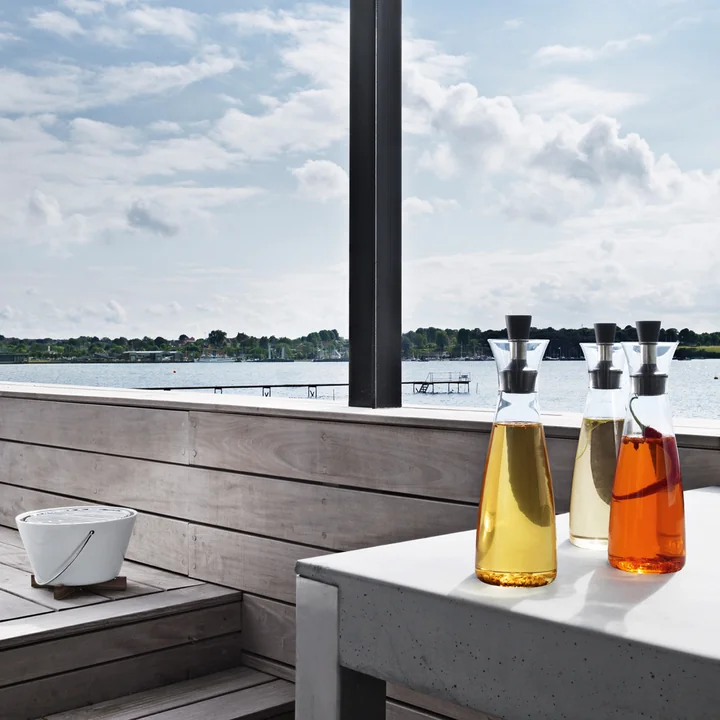 Die Tropffreie Kraffe für Essig und Öl von Eva Solo auf einer Holz-Terrasse