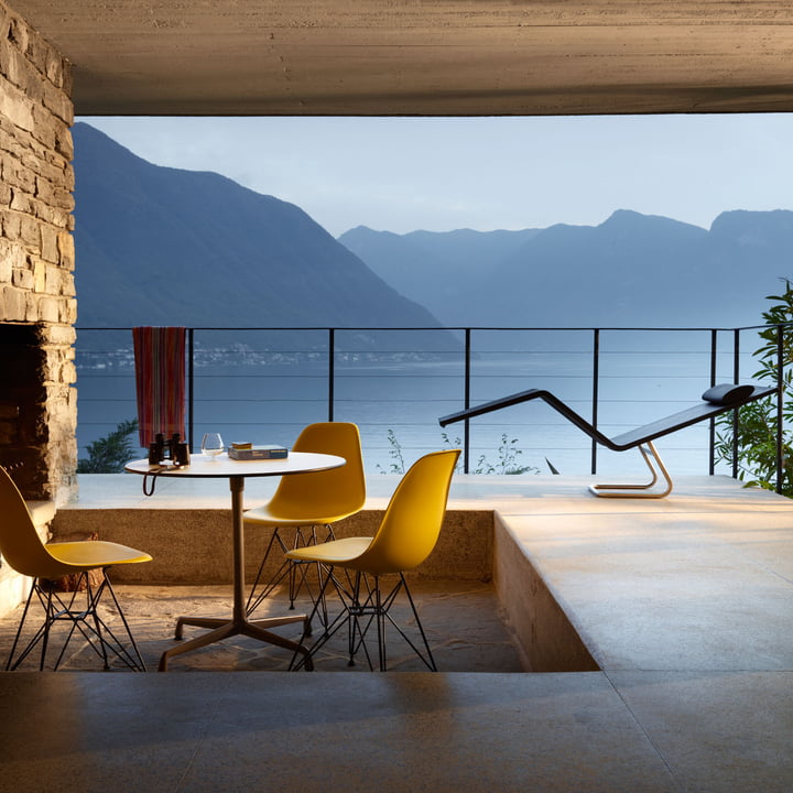 Eames Plastic Side Chair DSR und MVS Chaise von Vitra