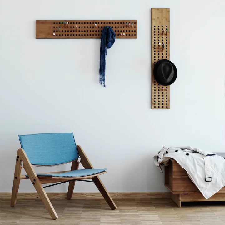 Komfort und Design mit der We do wood Scoreboard Garderobe, dem Komplett Lounge Chair und der Correlations Bench