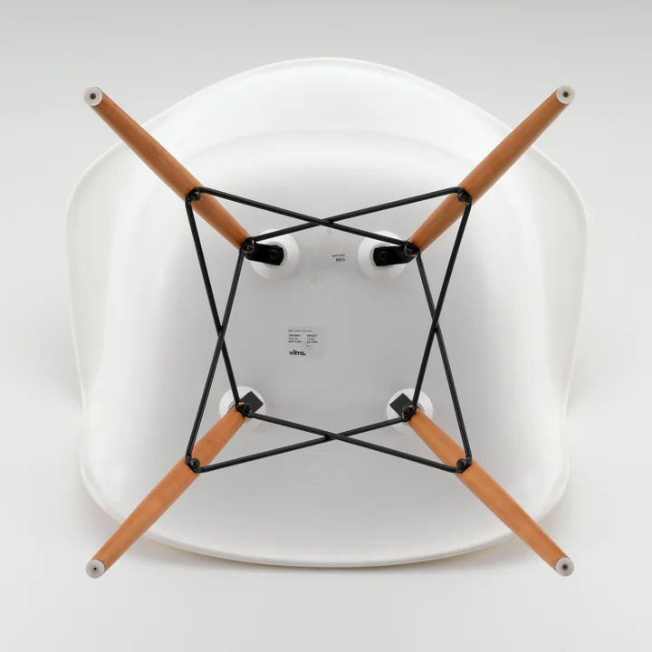 Eames Plastic Armchair DAW von Vitra in weiß von unten