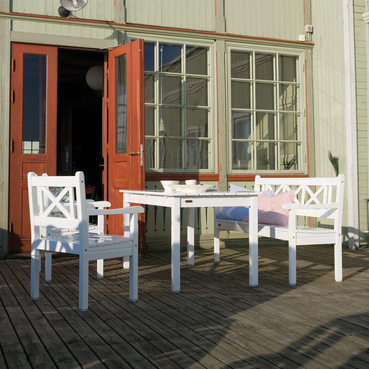 Die Skagen Bank von Skagerak auf der Holzterrasse vor dem Haus