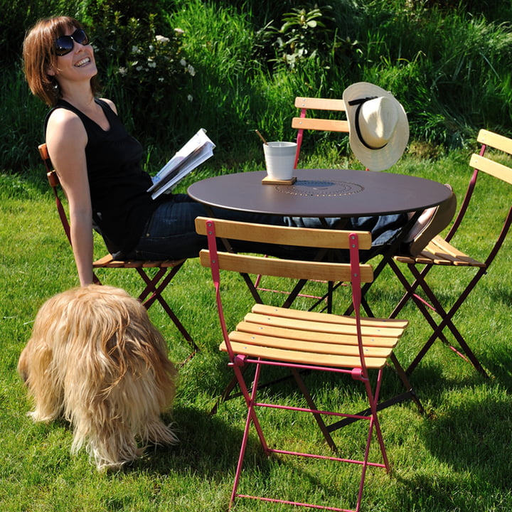 Outdoor-Klassiker mit einer Sitzfläche aus Holz