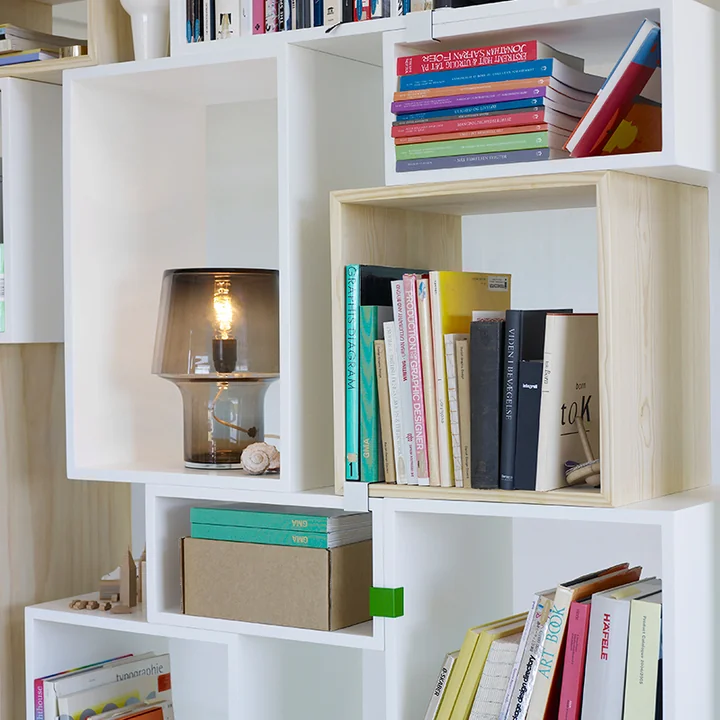 Stacked Regalsystem mit Cosy in Grey Tischleuchte von Muuto