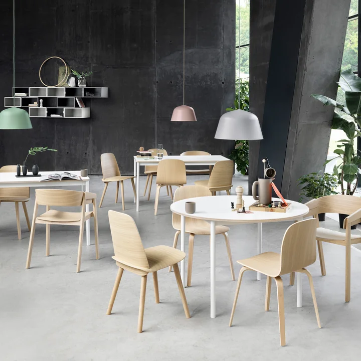 Muuto Base Esstisch mit Stühlen
