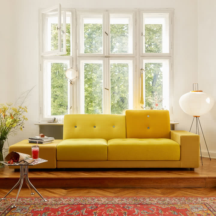 Das Polder Sofa XL und die Akari 10A Stehleuchte von Vitra