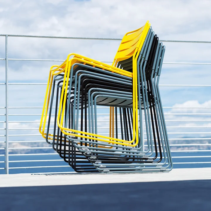 Stapelbarer Stuhl für den Außenbereich