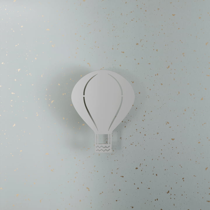 Luftballonlampe von Ferm Living an der Wand