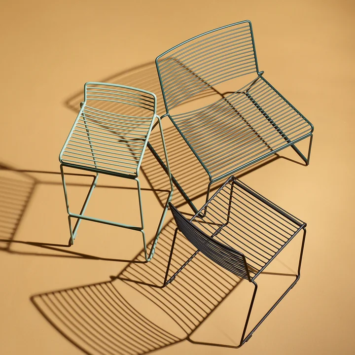Der HAY - Hee Esstischstuhl, schwarz, der Lounge Chair, grün und der Barhocker, army