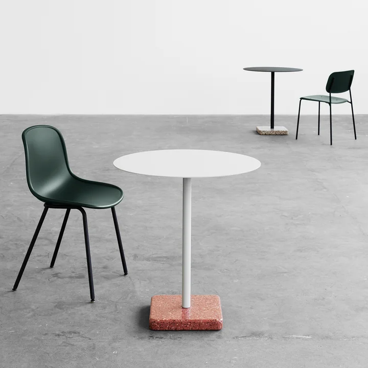 Der HAY - Terrazzo Tisch rund, der Neu13 Stuhl und der Soft Stuhl