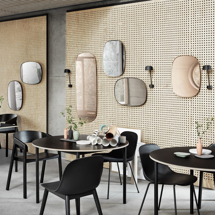 Der Framed Mirror von Muuto in groß und klein mit der Lean Wandleuchte