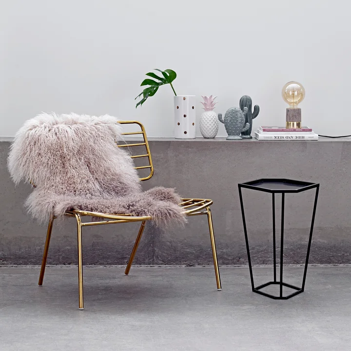 Die Bloomingville - Deko-Kakteen, Deko-Ananas und das Tibetanisches Lammfell in dip dye stone / kit