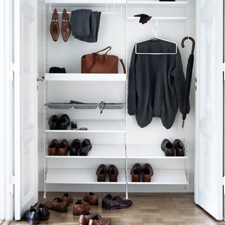 Das String System als Wandgarderobe