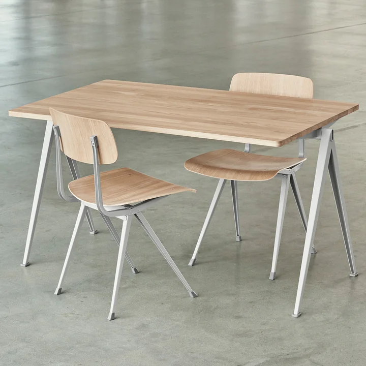 Pyramid Schreibtisch und Result Stühle von HAY