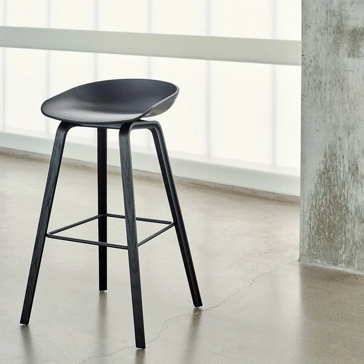 Der HAY - About A Stool AAS 32, Gestell Esche (schwarz gebeizt) / Sitzschale schwarz, Filzgleiter / H85