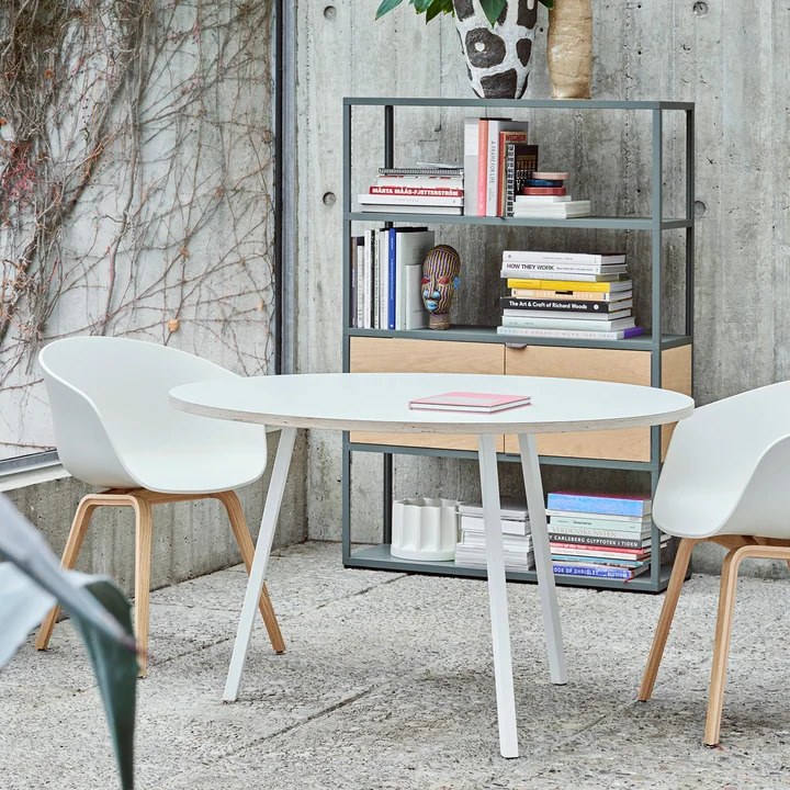 About A Chair AAC 22 mit Loop Stand Tisch in rund von HAY