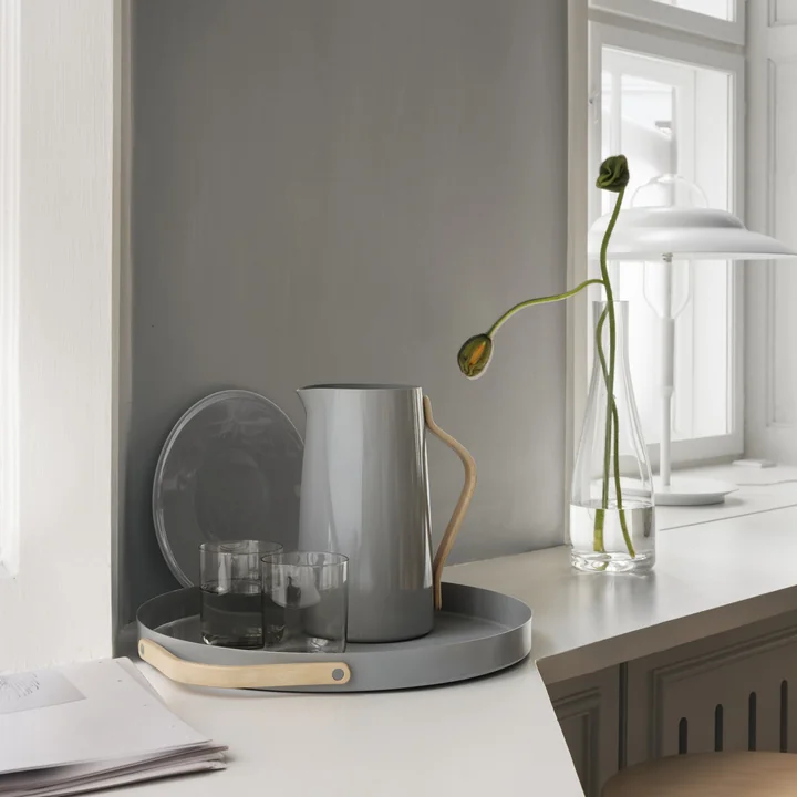 Emma Serviertablett Ø 36 cm mit Emma Kanne von Stelton