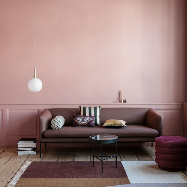 Der ferm Living - Opal Shade Lampenschirm, Sphere dekorativ neben dem Sofa platziert